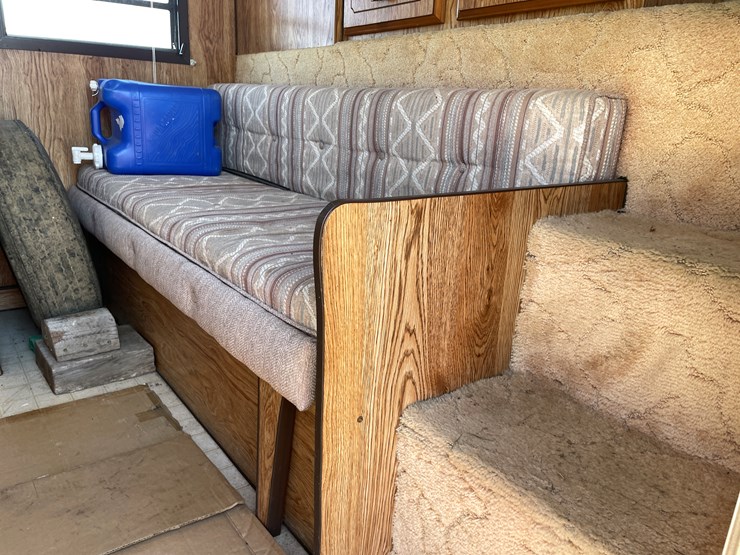 #1900-•-1989-companion-gooseneck-camper-(has-wi-title)-image-38