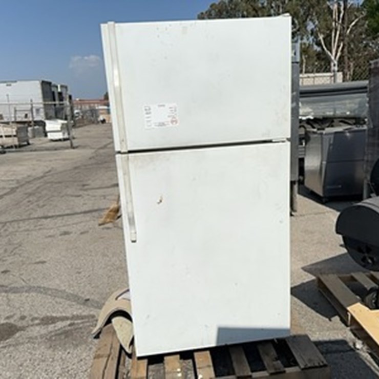 LOT#-603-MAGIC CHEF REFRIGERATOR
