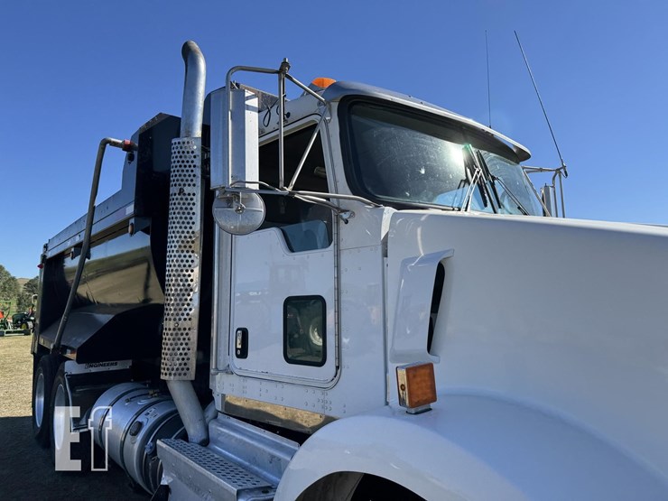 2011-kenworth-t800-image-9