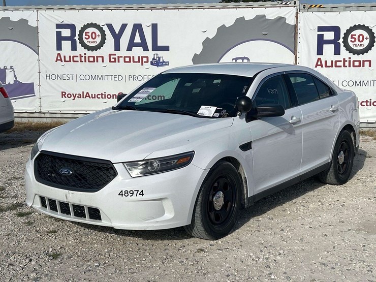 2015-ford-taurus-awd-sedan-image-1