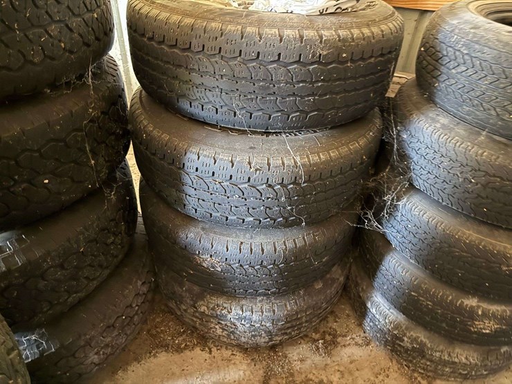 255/70r17-tires-on-6-bolt-aluminum-rims-image-1