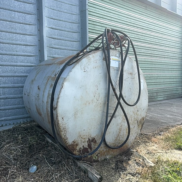 1,000 gallon Fuel tank with pump
