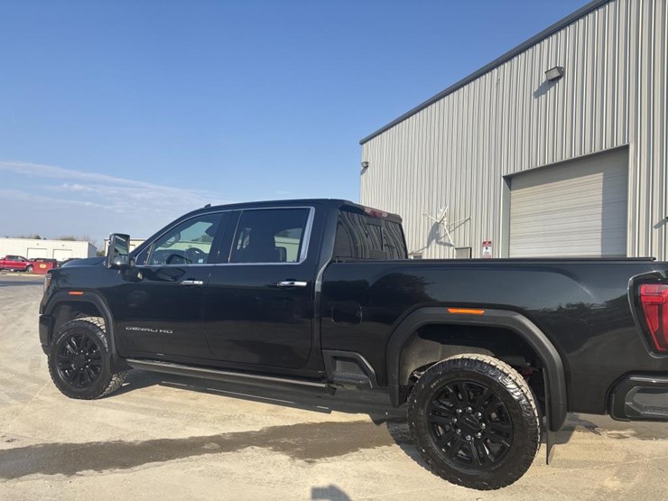 2023-gmc-3500hd-image-8