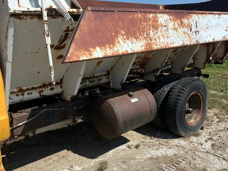 1972-chevy-single-axle-truck,-big-block-motor,-been-sitting,-believed-to-run,-drivers-door-issue-image-8
