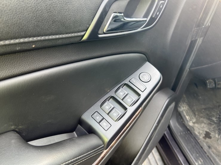 2015-chevrolet-tahoe-image-24