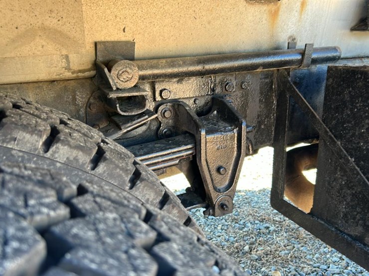 #1963-•-2010-dump-&-spreader-truck*-image-38
