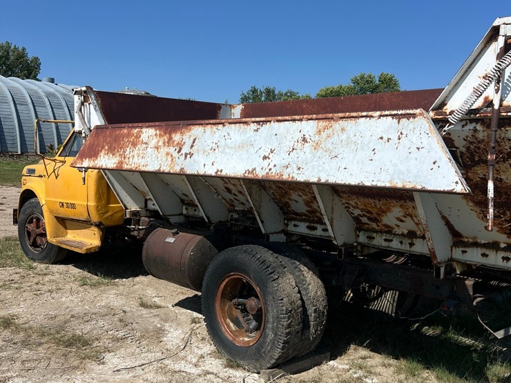 1972-chevy-single-axle-truck,-big-block-motor,-been-sitting,-believed-to-run,-drivers-door-issue-image-13
