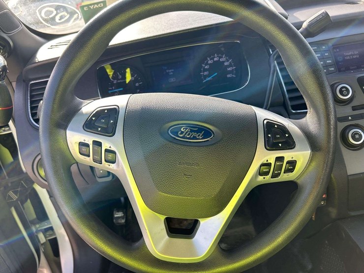 2014-ford-taurus-awd-sedan-image-13