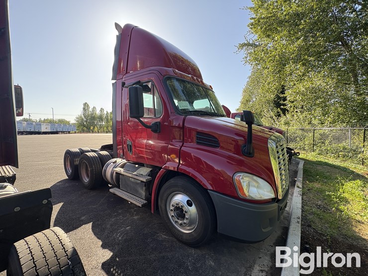 2016-freightliner-ca113dc-truck-tractor-image-3