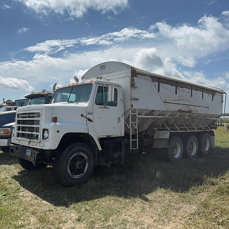 International tri axle truck, model 2200,  live bottom, Detroit diesel, 9 speed manual, roll tarp