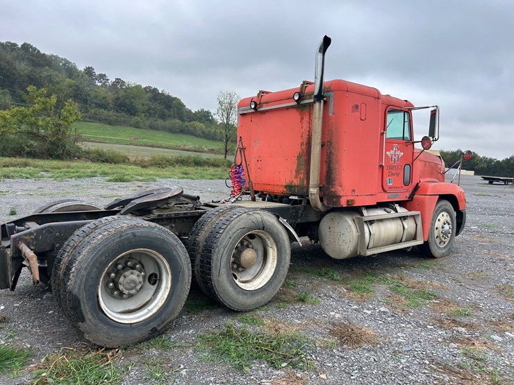 1995-freightliner-fld120-image-7