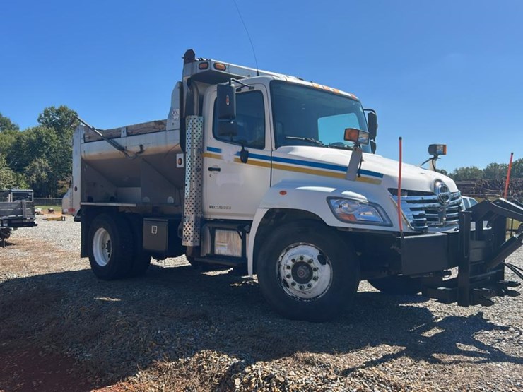 #1963-•-2010-dump-&-spreader-truck*-image-7