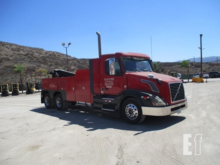 2015-volvo-vnl64300-image-2