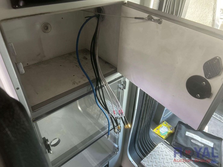 2003-freightliner-fl60-image-45
