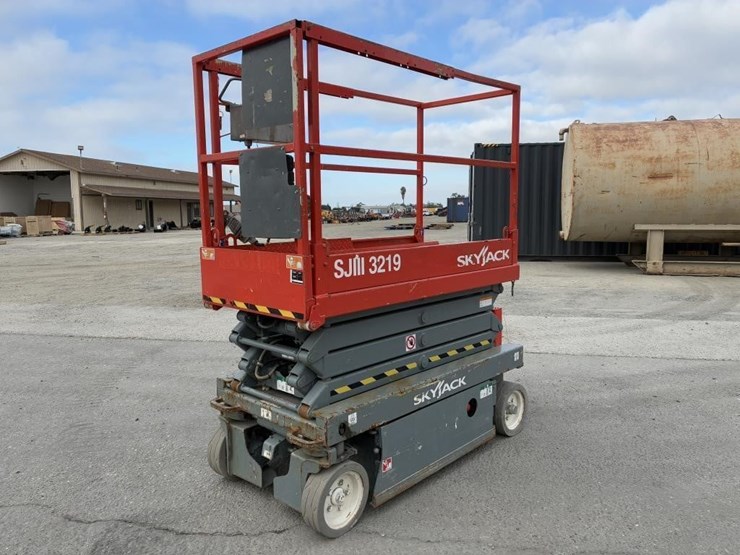 skyjack-sj-3219-scissor-lift-image-1