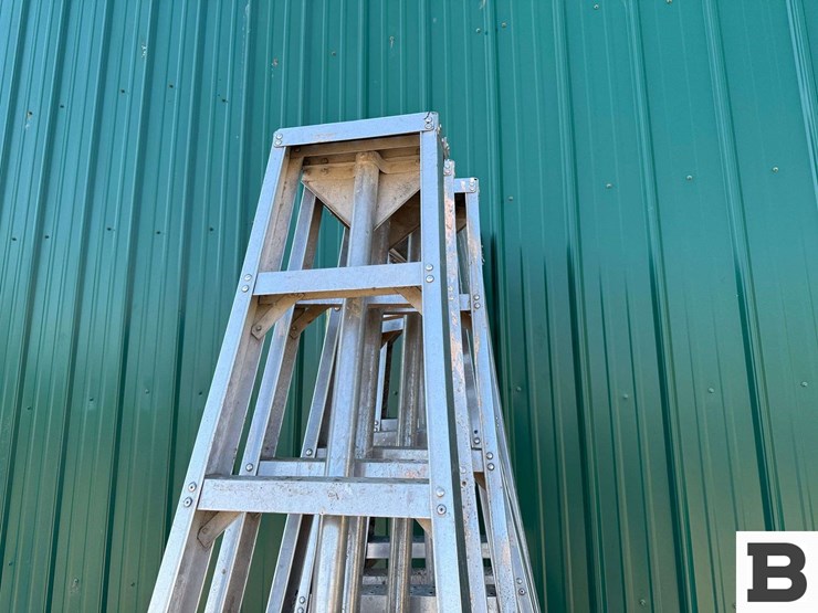 8'-aluminum-orchard-ladders-image-7
