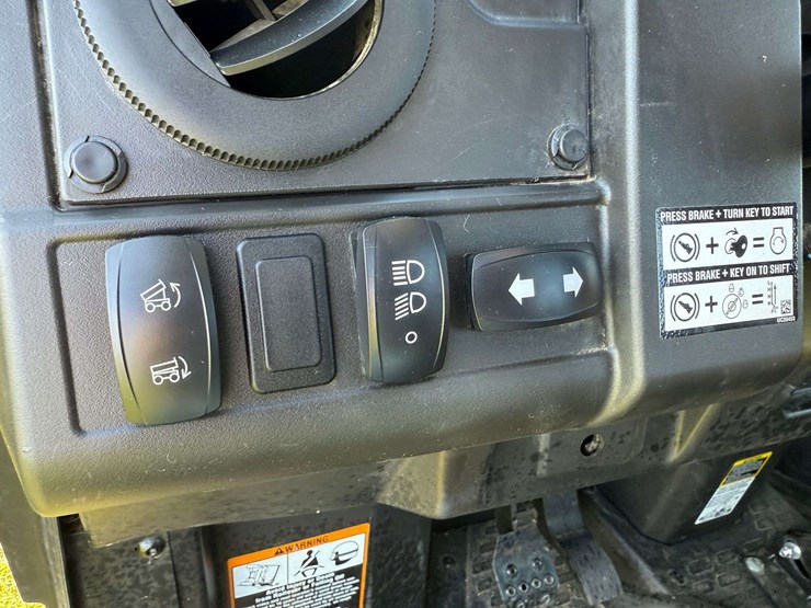 2021-john-deere-gator-image-26