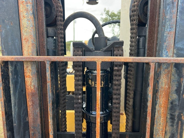 caterpillar-t30d-warehouse-forklift-image-12