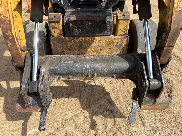 2012-caterpillar-246c-image-16