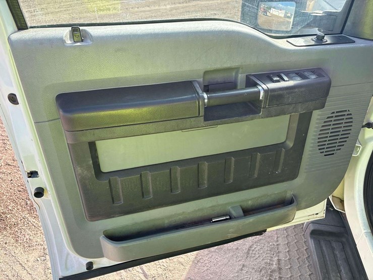 2015-ford-f-550-4x4-bucket-truck-image-9