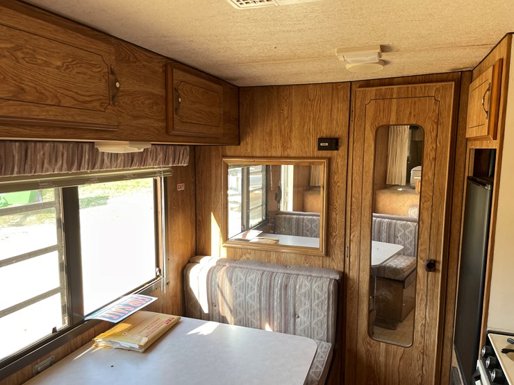 #1900-•-1989-companion-gooseneck-camper-(has-wi-title)-image-49