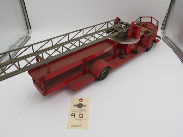 1950's-doepke-model-toys-aerial-ladder-fire-truck-image-3