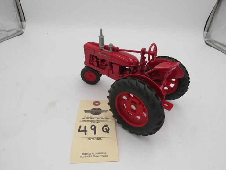 ertl-farmall-h-1/16th-scale-toy-tractor-image-3