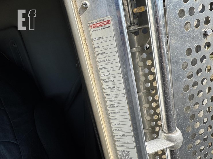 2011-kenworth-t800-image-38