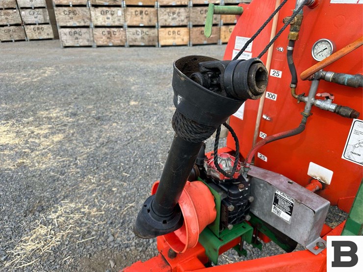 2006-rears-200-gallon-orchard-sprayer-with-spray-booms-image-15