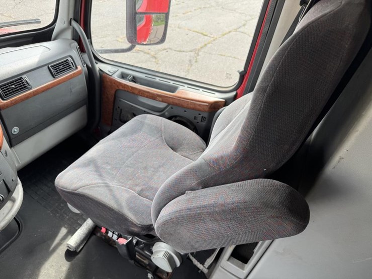 #1097-•-2006-volvo-ve-d12-sleeper-cab-truck-tractor-image-53