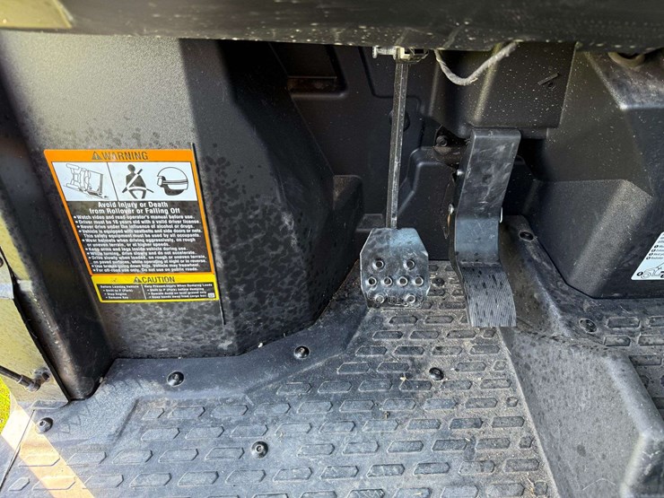 2021-john-deere-gator-image-23