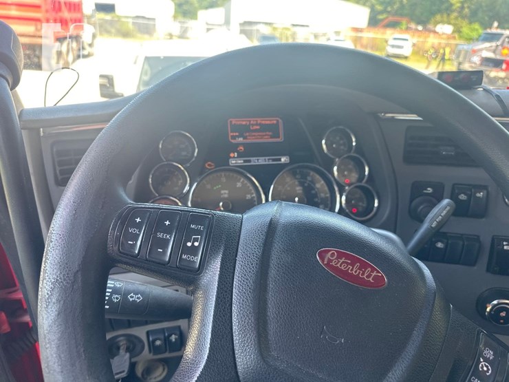 2017-peterbilt-567-image-33