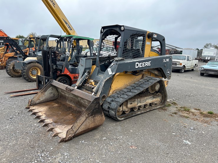 deere-329e-image-1