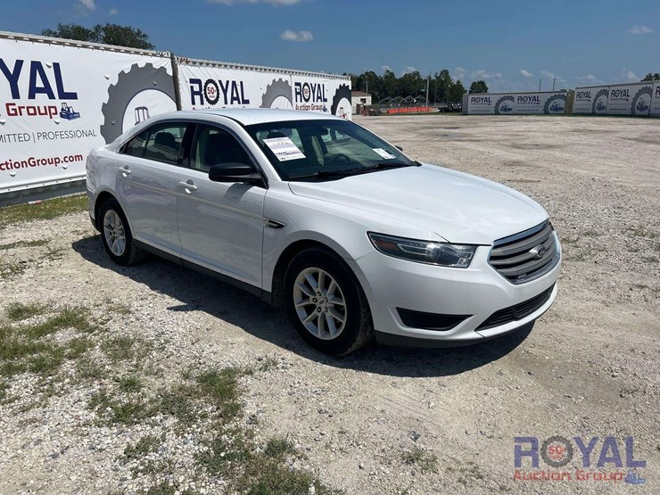 2015-ford-taurus-se-sedan-image-2