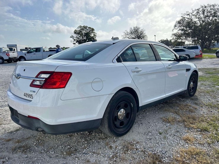 2014-ford-taurus-awd-sedan-image-3
