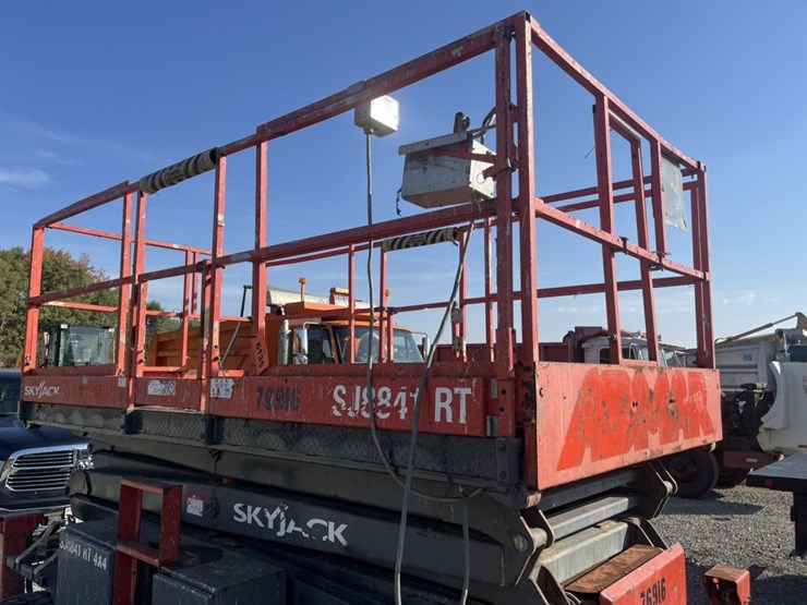 2011-skyjack-sj8841rt-image-13