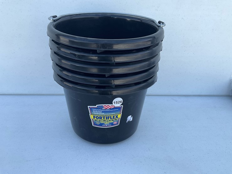 #1526-•-8-qt-livestock-buckets-image-1