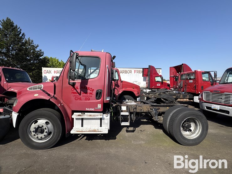 2004-freightliner-m2106-truck-tractor-image-8