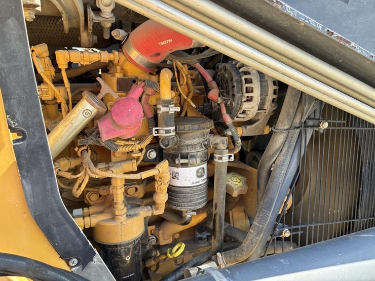 2015-deere-210l-image-13