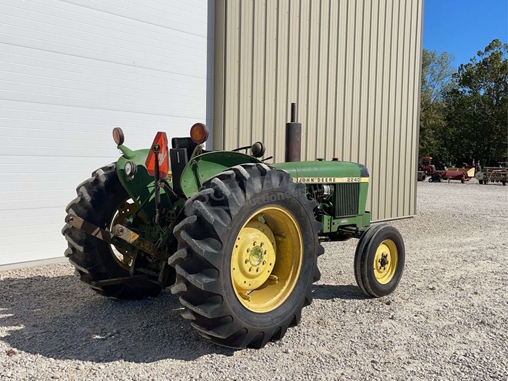 john-deere-2240-image-3