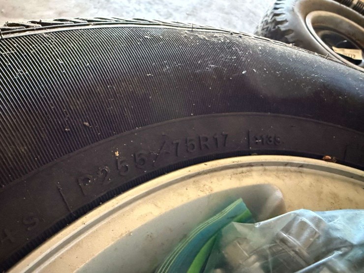 255/75r17-tires-on-jeep-5-bolt-rims-image-3