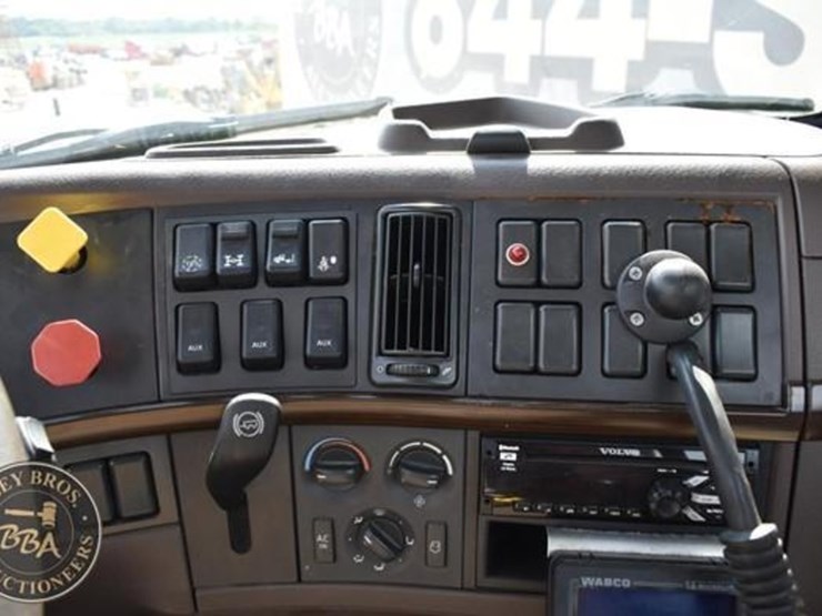 2015-volvo-vnm64t200-image-43