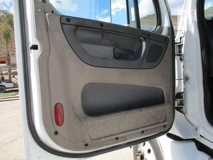 2012-freightliner-cascadia-125-image-17