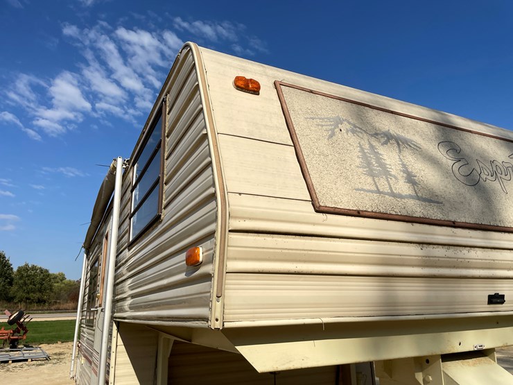 #1900-•-1989-companion-gooseneck-camper-(has-wi-title)-image-16