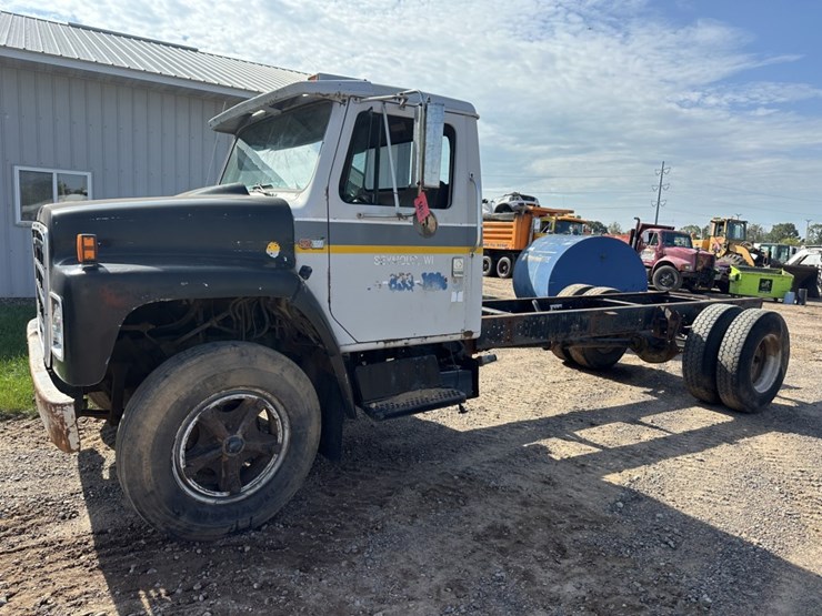 #1414-•-1986-international-1654-cab-chassis-truck-image-1