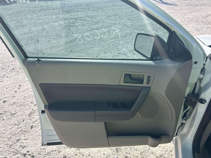 2008-ford-focus-sel-sedan-image-11