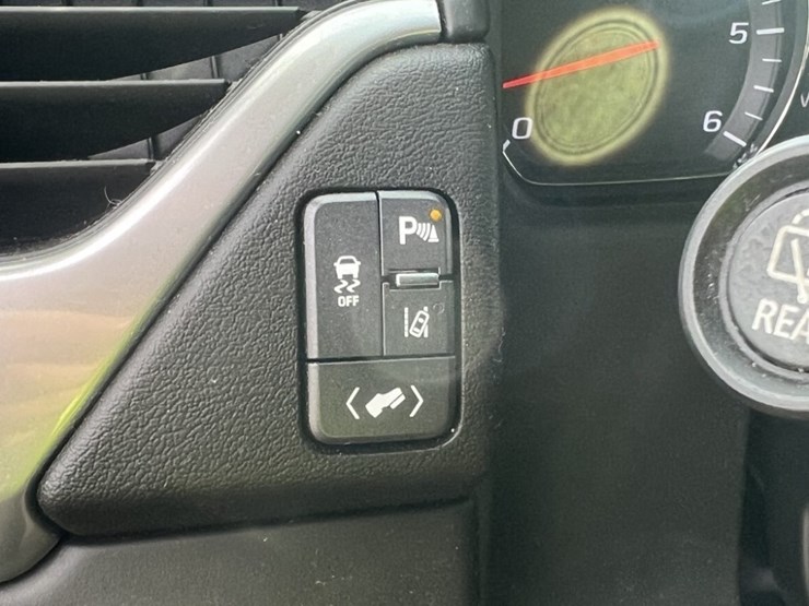 2015-chevrolet-tahoe-image-34