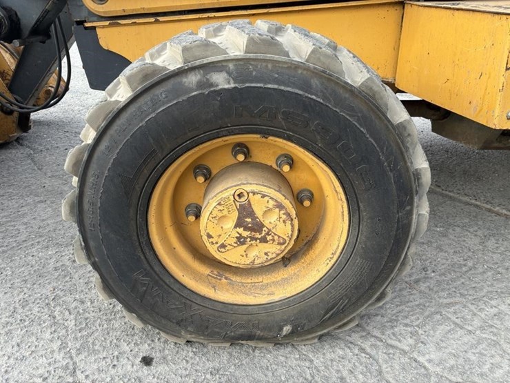 2015-deere-210l-image-13
