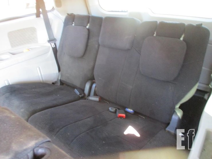 2012-chrysler-town-&-country-image-9