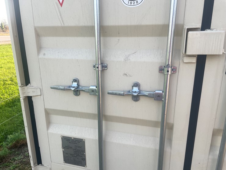 #303-•-20'-shipping-container-image-8